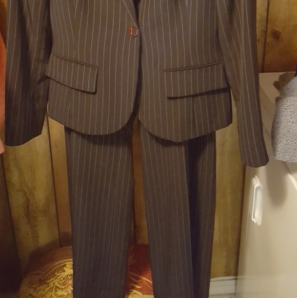 ⬇️PRICE DROP!!❤🧥👖Liz Claiborne 2 pc. black suit - Picture 2 of 4